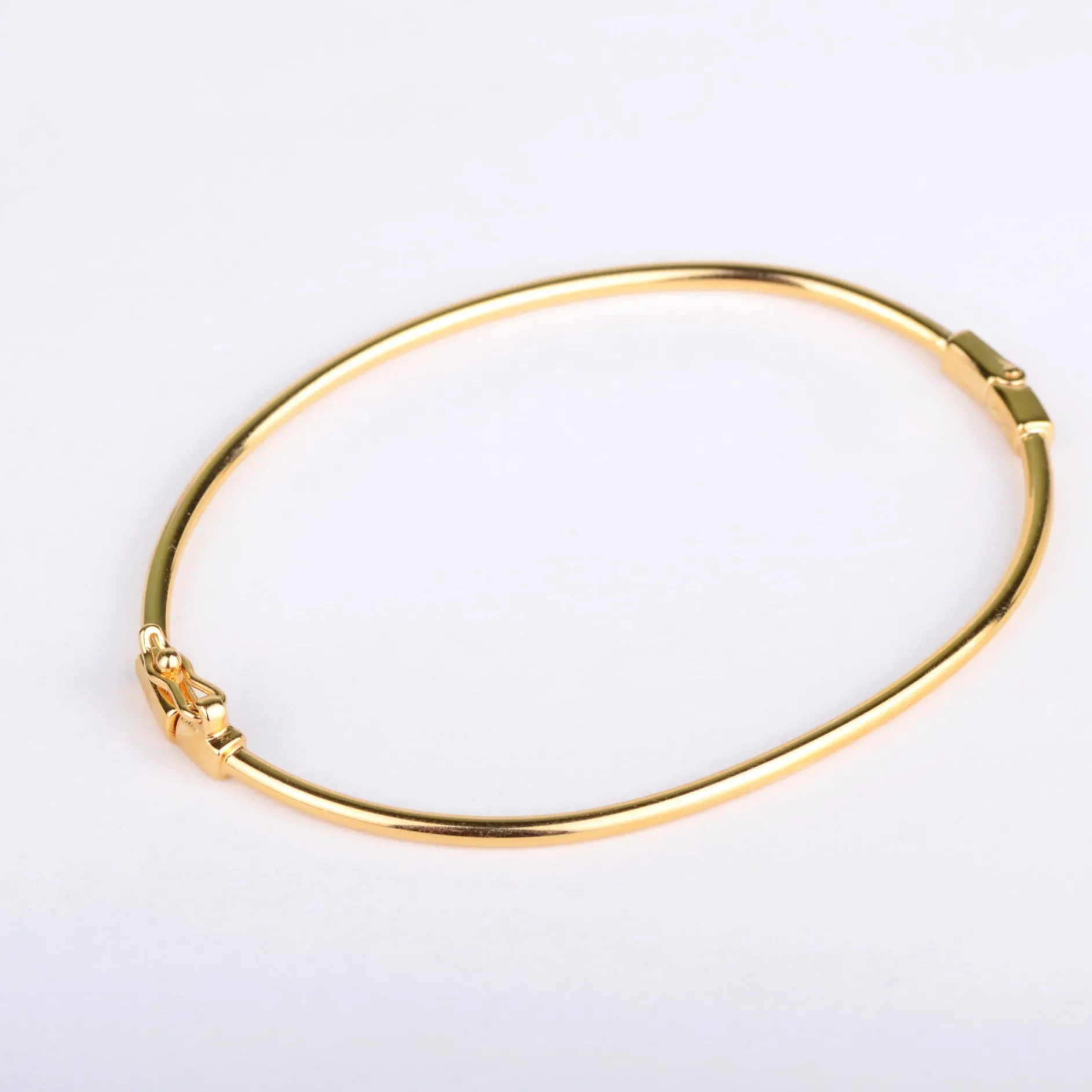Armband hinge