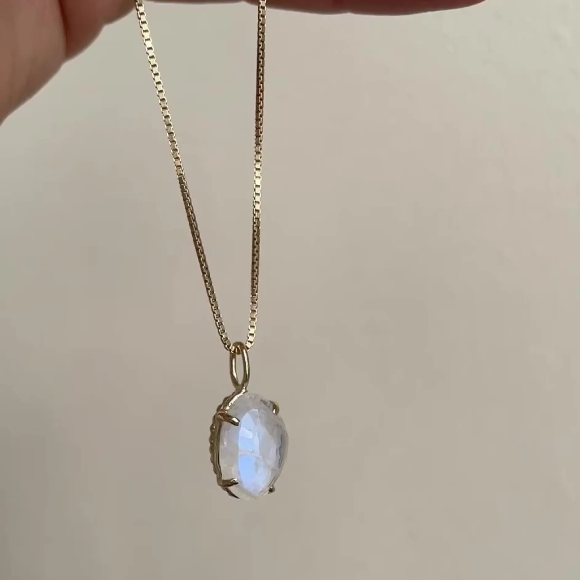 Hanger 14k moonlight