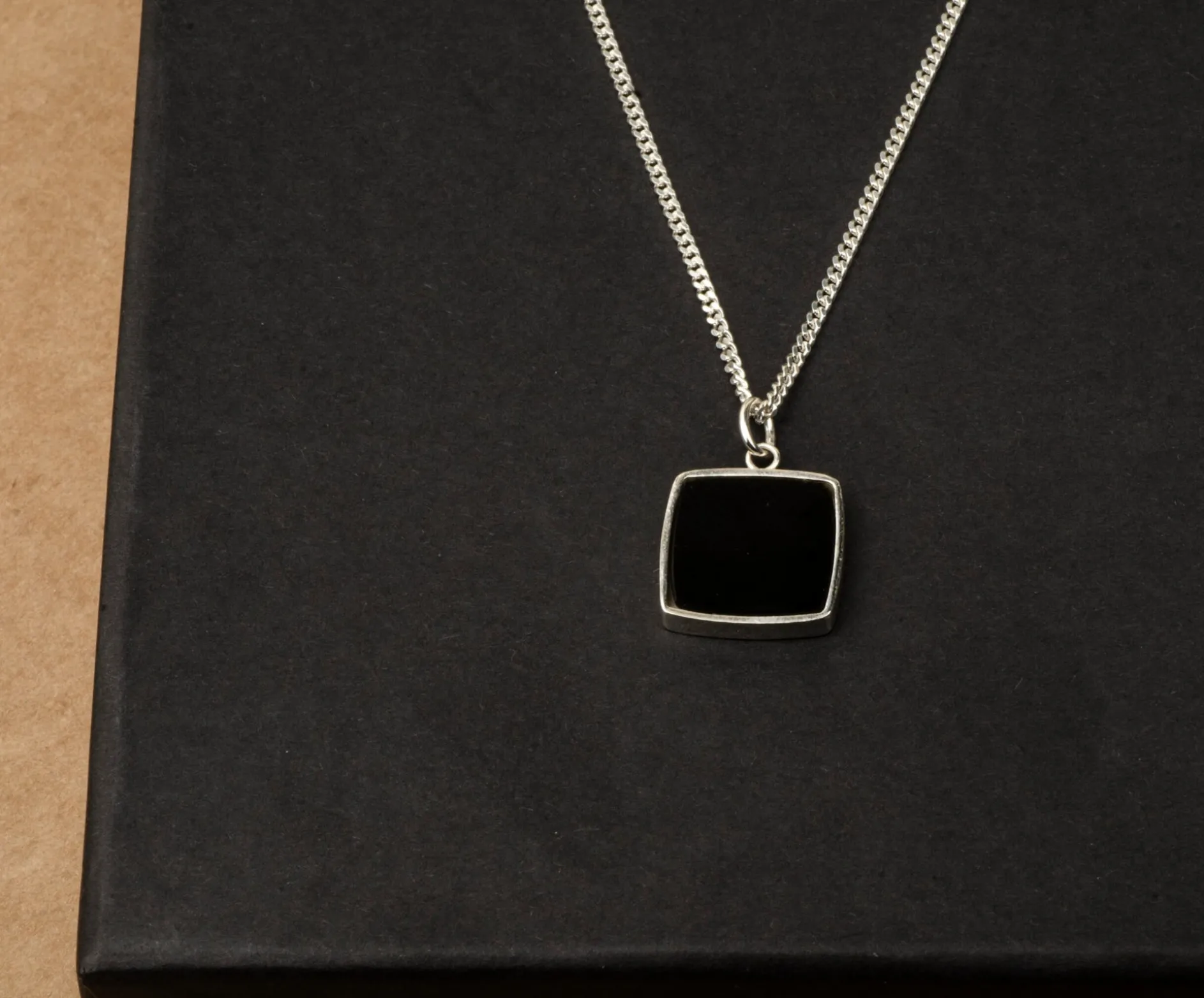 Ketting square stone